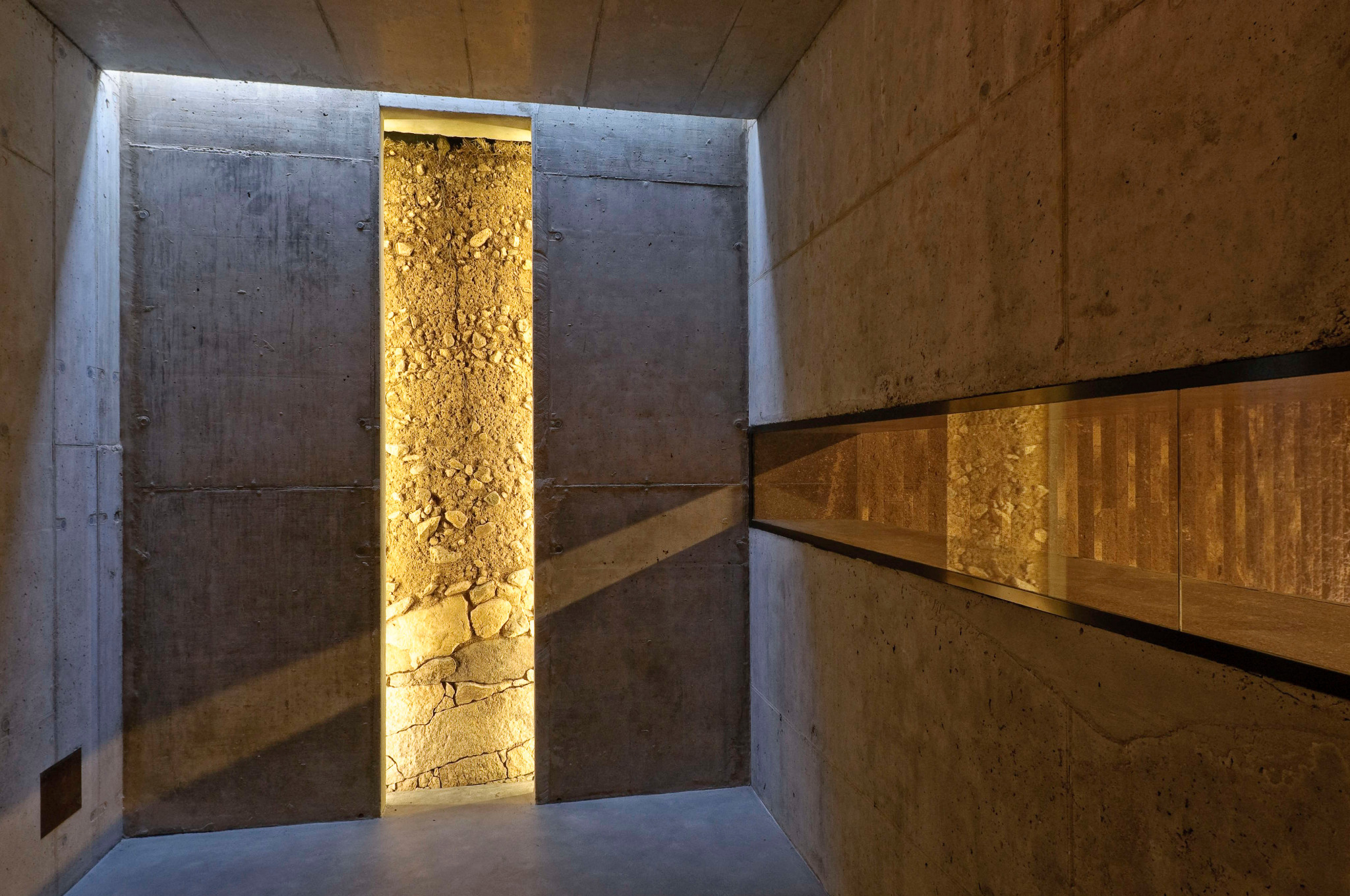 Architektonischer Innenraum mit geologischem Profil